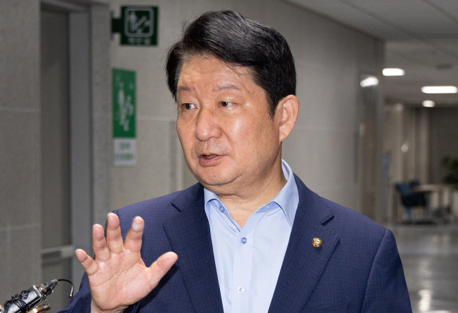[속보] <b>국힘 최고위</b> “‘<b>멱살</b>잡이 논란’ 권영진, 최고 수준 징계 공감...
