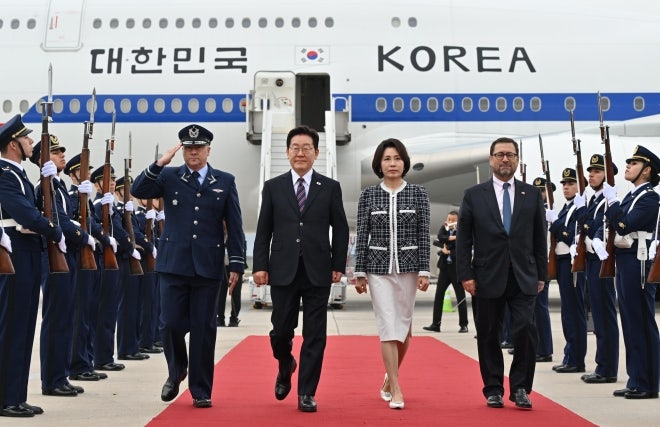산티아고 도착 李<b>대통령</b> “<b>칠레</b>와 FTA 현대화 추진한다”