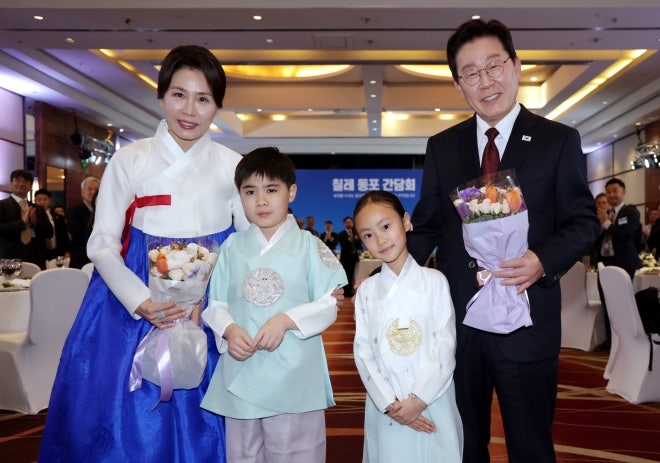 <b>칠레</b> 순방 李대통령 “이 쉬운 거 왜 안 했나…체감할 수 있는 동포 정...