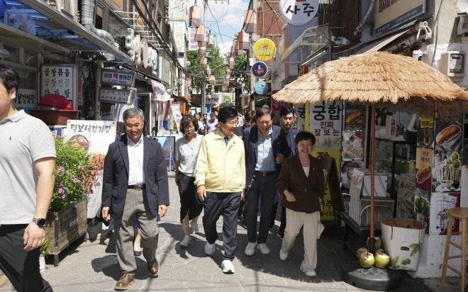 유찬종 <b>종로구청장</b>, 무더위쉼터 점검…17개동 ‘현장 구청장실’ 완주