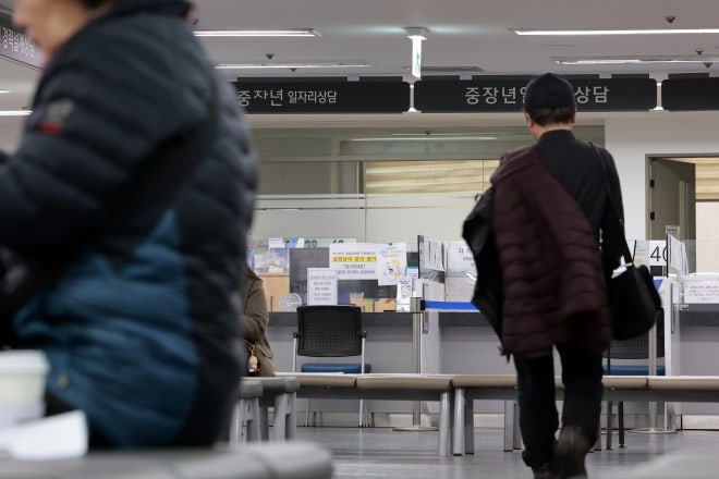 <b>고령층 취업자</b> 첫 <b>1000만명</b> 돌파…<b>고령층</b> 10명 중 7명 “73.6세까지 일하...