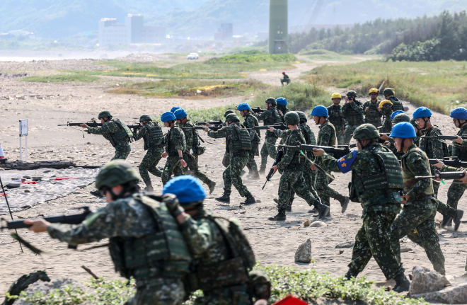 5일 대만 신베이시 중푸 해변에서 열린 연례 한광군사훈련에 참가한 대만군 장병들이 실사격 훈련을 실시하고 있다.신베이 AFP 연합뉴스