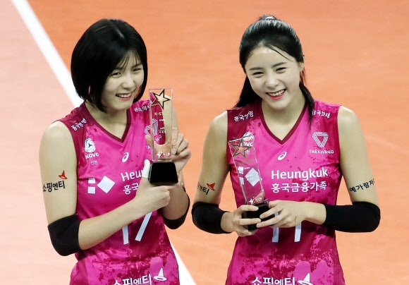 약 5년 만에 다시 한 팀에서 뛰게 된 이재영·이다영 쌍둥이 자매가 2020~2021시즌 프로배구 V리그 여자부 흥국생명에서 함께 활약하던 모습. 연합뉴스