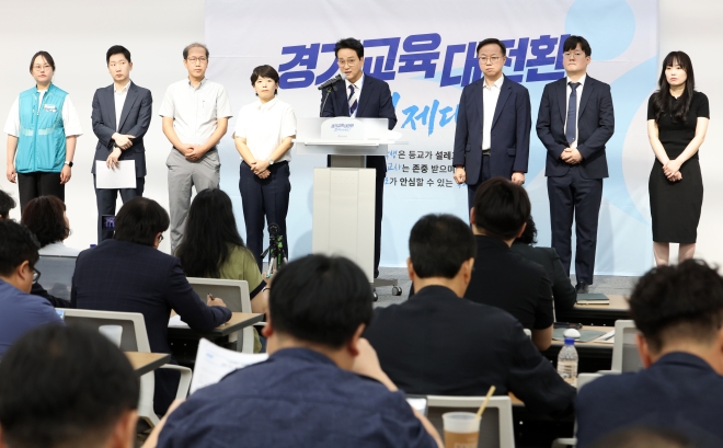안민석 경기도교육감이 10일 오전 도교육청 남부청사에서 교권보호전담관 최종선발과 관련한 기자회견을 하고 있다.(왼쪽부터) 전국교직원노동조합 경기지부 사무처장 고은선,변호사 김규현,경기도교원단체총연합회 부회장 함