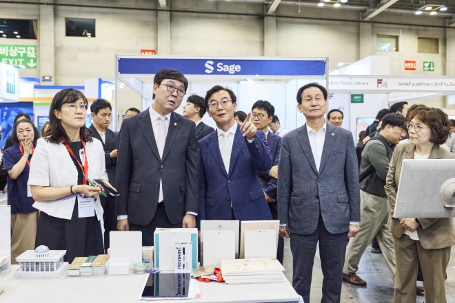 ▲ 최휘영 문화체육관광부 장관,전재수 부산광역시장을 비롯한 주요 내빈들이 전시장 부스를 둘러보고 있다.(사진제공=2026 부산 WLIC 국가위원회)