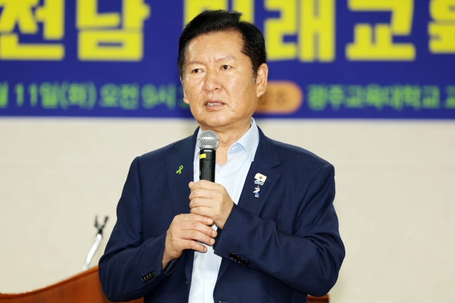 광주교대 찾은 정청래 후보 - 더불어민주당 8·17 전당대회에 출마한 정청래 당 대표 후보가 11일 오전 전남광주 북구 풍향동 광주교육대학교 교육매체센터에서 열린 초청강연회에 참석해 발언하고 있다.