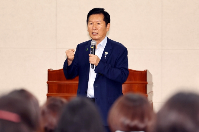 광주교대서 강연하는 정청래 후보 - 더불어민주당 8·17 전당대회에 출마한 정청래 당 대표 후보가 11일 오전 전남광주 북구 풍향동 광주교육대학교 교육매체센터에서 열린 초청강연회에 참석해 발언하고 있다.