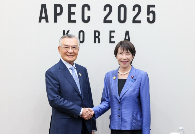 다카이치 사나에(오른쪽) 일본 총리와 린신이 대만 총통부 자문이 1일 경주 APEC 정상회의장에서 만나 악수하고 있다.다카이치 총리 엑스(X)