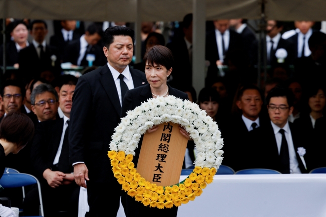 다카이치 사나에 일본 총리가 9일 일본 나가사키 평화공원에서‘원폭 전몰자 위령식·평화기원식’에서 1945년 원폭 희생자들에 헌화할 꽃다발을 들고 있다.2026.8.9.로이터 연합뉴스