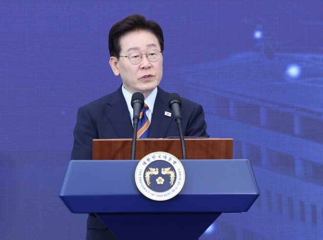 李<b>대통령</b>, 소방병원 찾아 “영웅 지키는 게 국민 지키는 일…안식처 되...