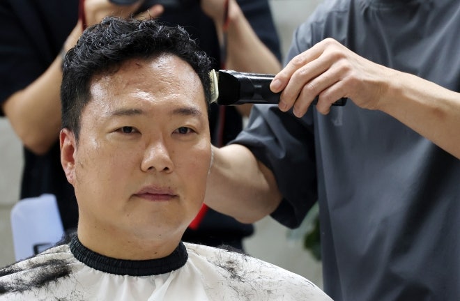 <b>천하람</b>, 머리 자르고 논산 입소…“진짜 사나이 찍나” 비판도