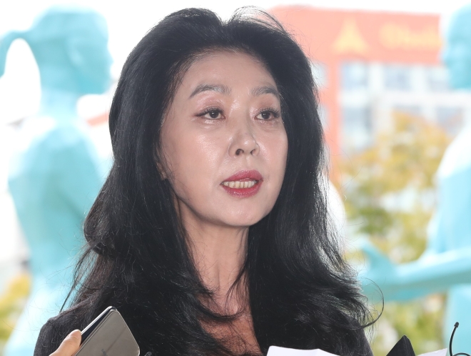 “매월 300만원 보냈다”…<b>김부선</b> 지인 숨지자 유족 “<b>2억</b>원 돌려달라”...