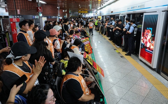 <b>전장연 시위</b>에… 서울역 1호선 하행선·4호선 상행선 <b>무정차 통과</b>
