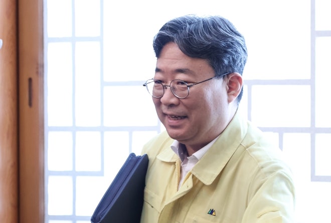 靑 “<b>용산공원</b> 금싸라기 땅 잘 이용해야…오염 정화에 조 단위”