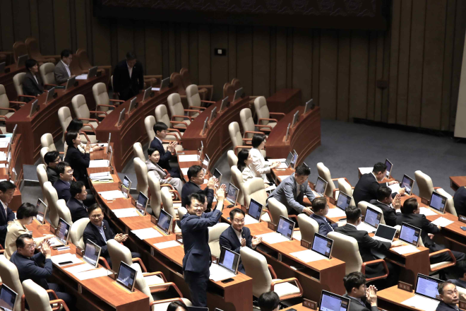 더불어민주당 사회연대경제위원장인 복기왕(가운데 아래) 의원을 비롯한 여권 의원들이 지난 20일 국회 본회의에서 사회연대경제기본법이 통과된 뒤 기쁨의 박수를 치고 있다. 복기왕 의원실 제공