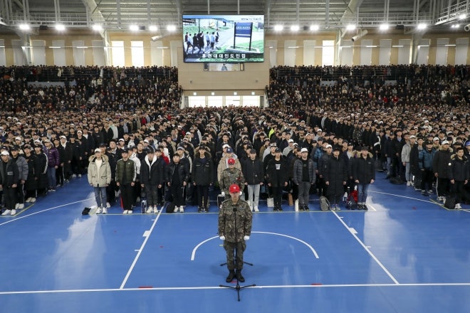[속보] <b>공군 훈련병</b> 70여명 복통·설사 증상…집단 <b>식중독</b> 의심