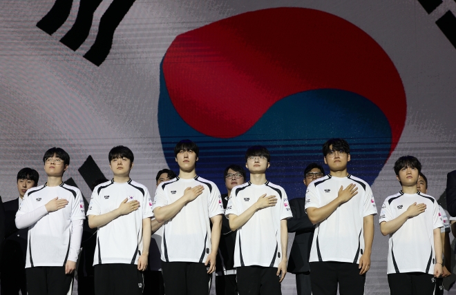 ‘페이커’ 이상혁을 비롯한 리그 오브 레전드(LoL) 국가대표 선수들이 25일 서울 마포구 큐브컨벤션센터에서 열린 2026 아이치·나고야 아시안게임 e스포츠 국가대표 출정식에서 국민의례를 하고 있다. 왼쪽부터 최우제