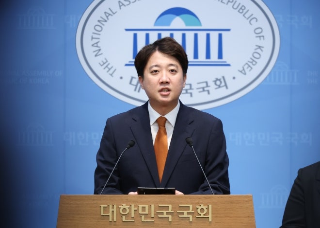 <b>이준석</b>, <b>개혁신당 대표 사퇴</b>…“자강·쇄신안, 당내 호응 얻지 못해”