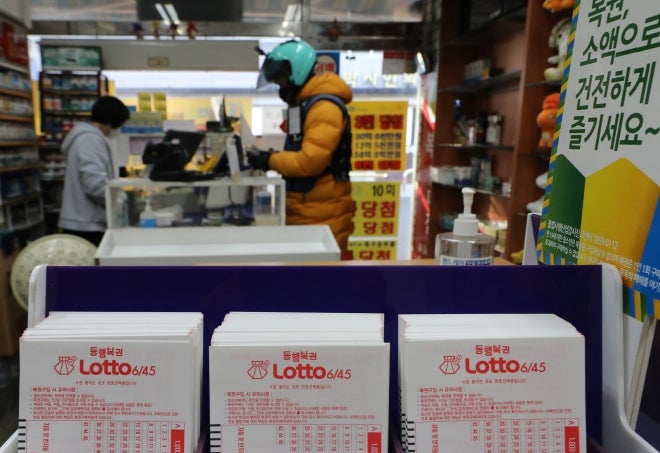 복권 긁다 “5000원 됐네” 넘겼는데…알고 보니 ‘5억’ 1등이었다