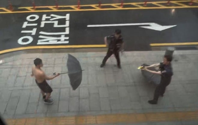 [영상] 행인 폭행 20대男, 상의 벗고 경찰 위협하다 테이저건 겨누자 스스로 쓰러져 체포돼