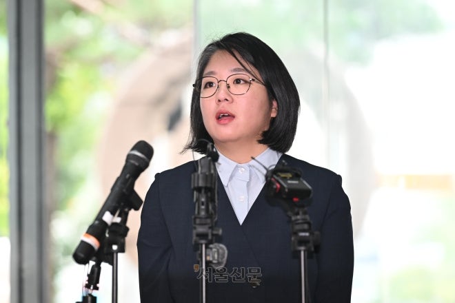 ‘가족여행에 공항 귀빈실’ <b>용혜인</b>, <b>직권남용</b> 고발 당했다
