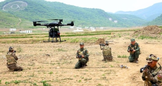 2025년 5월 북한군 병사들이 평양 인근 강동 훈련장에서 드론 조종 훈련을 하고 있다. 러시아군 교관들이 북한군에 각종 드론 운용법을 교육하는 것으로 전해졌다. 노동신문·뉴시스