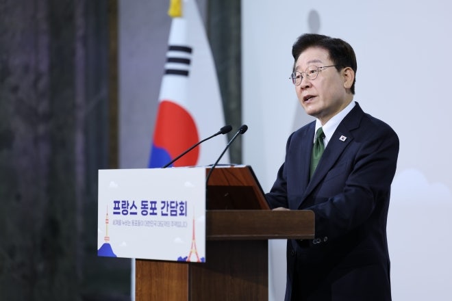 이 대통령 “저의 <b>임기</b>는 헌법상 명확하게 <b>제한</b>돼 있어”