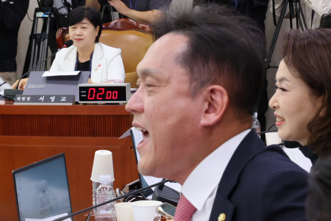 여야, ‘<b>김승원</b> 특혜 의혹’에 ‘악마’ 설전…<b>청문회</b> 시작부터 충돌