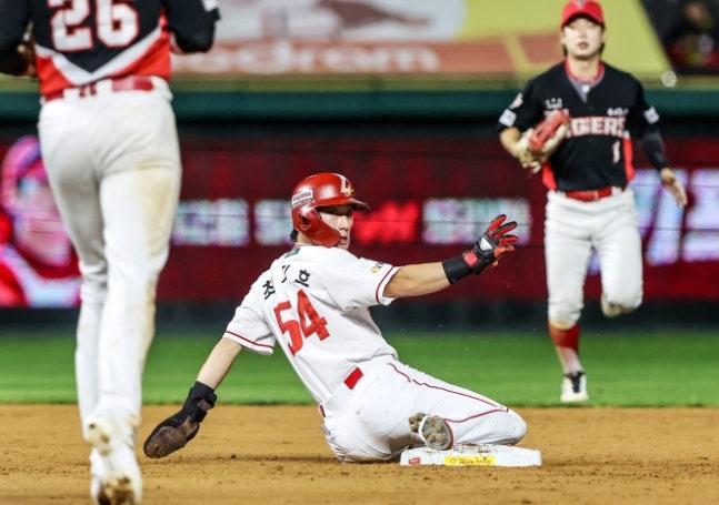 SSG 최지훈이 15일 KIA전 5회말 상대 런다운 수비를 뚫고 2루에서 세이프되고 있다. SSG 랜더스 제공