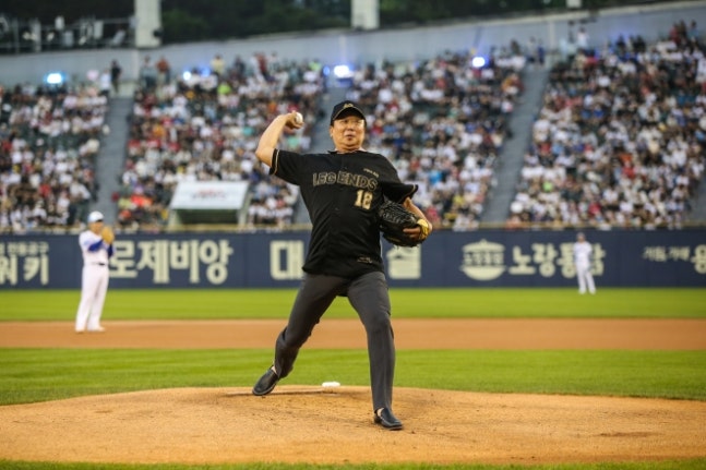 지난 2022년 올스타전을 앞두고 프로야구 레전드 40인에 뽑힌 선동열이 본행사에서 시구를 하고 있다. KIA 타이거즈 제공