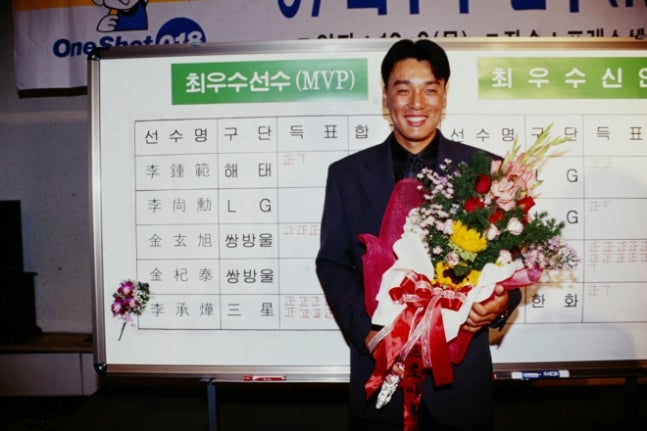 이승엽이 1997년 정규시즌 MVP로 선정된 뒤 환하게 미소 짓고 있다. 삼성 라이온즈 제공