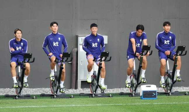 모레노호 합류한 해외파 - ‘모레노호’ 축구대표팀에 합류한 손흥민과 이강인 등 해외파 선수들이 22일 충남 천안시 코리아풋볼파크에서 열린 공개훈련에서 자전거를 타며 몸을 풀고 있다. 대표팀은 이틀 뒤 에콰도르 대표팀과의 평가전을 시작으로 우루과이, 베네수엘라, 우즈베키스탄 대표팀과 4차례 A매치를 치른다. 왼쪽부터 이강인(아틀레티코 마드리드), 황인범(포르투), 황희찬(샬케), 이한범(브루게), 손흥민(LAFC). 2026.9.22 천안 연합뉴스