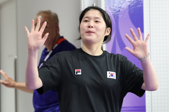 <b>추가은</b>, 10m 공기권총 <b>금메달</b>...한국 사격 첫 금빛 총성