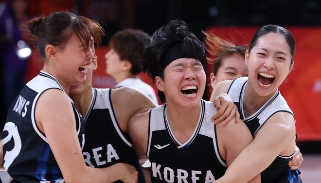 여자농구도 해냈다! 日 꺾고 우승…한국농구 ‘영광의 시대’는 바로 지...