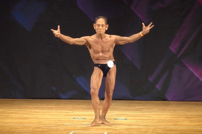 90세의 나이에도 현역으로 활동하는 보디빌더 가나자와 토시스케(90). 지난달 30일 열린 일본 마스터즈 선수권 대회 85세 이상 부문에서 최연장자로 출전해 우승했다. 히로시마TV뉴스 보도화면 캡처