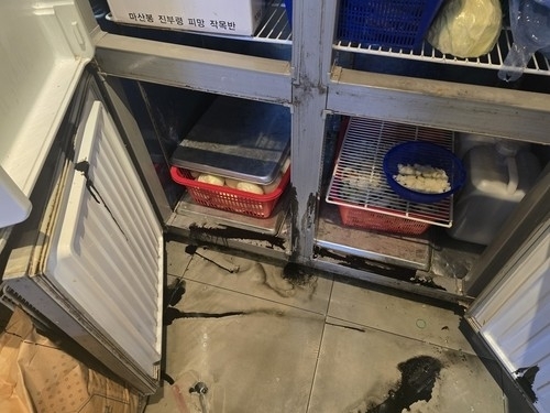 중국 최고지도자 이름을 상호로 쓰는 성남시 분당구 소재 중식당에 24일 새벽 무단으로 침입해 래커칠하는 등 테러를 저지른 용의자 4명이 모두 중국인인 것으로 확인됐다. 경찰은 이들이 사건 당일 공항을 통해 본국으로 
