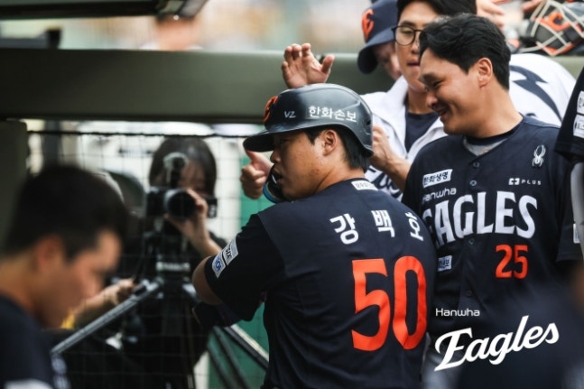 한화 강백호가 27일 롯데전에서 동료들의 환영을 받으며 더그아웃으로 들어서고 있다. 강백호는 이날 3타수 2안타 2타점으로 타선을 이끌며 팀의 11연패 탈출에 힘을 보탰다. 한화 이글스 제공