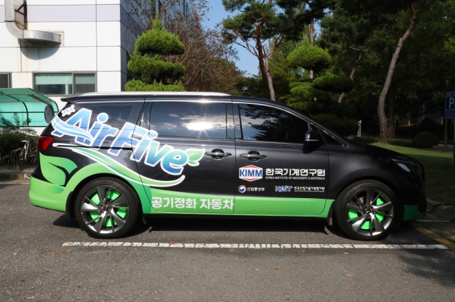 기계연구원 연구팀이 카니발 자동차를 이용해 주행 중 발생하는 미세먼지를 제거할 수 있는 공기정화 자동차를 개발했다.  한국기계연구원 제공