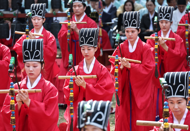28일 서울 종로구 성균관 대성전에서 열린 추기 석전대제에서 성균관대학교 유가예술문화콘텐츠연구소 팔일무단이 일무를 추고 있다.연합뉴스