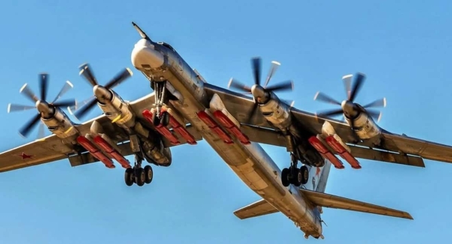 러시아 Tu-95MSM 전략폭격기에 장착된 Kh-101 순항미사일.우크라이나 군사매체 밀리타르니는 아조프 광학기계공장이 이 미사일의 부품 생산에 관여한다고 보도했다.밀리타르니 캡처