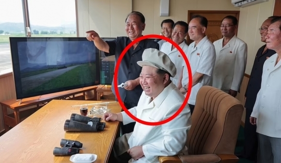 김정은 북한 국무위원장이 지난 2024년 8월 24일 국방과 학원 무인기연구소를 방문해 자폭형 무인공격기(드론) 타격 시험을 현지지도했다고 26일 노동신문이 보도했다.연합뉴스