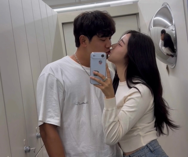 열애설 없었는데…<b>정유성</b> 아나, 야구선수 <b>서진용</b>과 ‘<b>결혼</b>+득녀’ 동시...