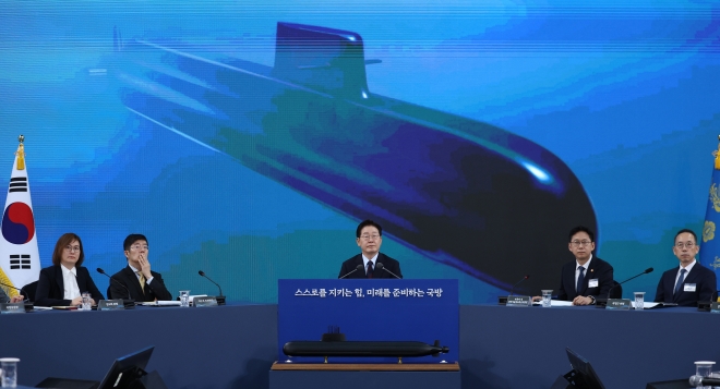 이재명 대통령이 지난 5월 26일 경남 창원시 진해구에서 열린 제1회 미래국방전략위원회에서 핵추진 잠수함 개발 기본계획을 보고받고 있다.뒤쪽 화면에는 잠수함 이미지가,<a href=