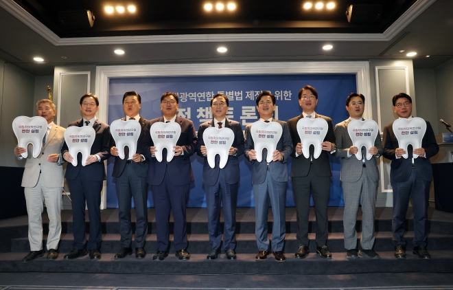 박수현 충남지사(가운데)를 비롯해 대전시장,세종시장,충북지사,충청광역연합의회 의장 등이‘국립치의학연구원 천안유치’피켓 퍼포먼스를 통해 공동 대응 의지를 밝히고 있다.충남도 제공