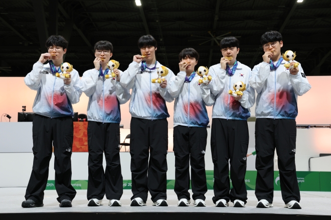 한국 리그 오브 레전드(LoL) 국가대표팀이 2일 일본 아이치현 도코나메 스카이 엑스포에서 열린 2026 아이치·나고야아시안게임 e스포츠 LoL 결승전에서 대만을 꺾고 우승한 뒤 금메달을 깨물고 있다. 왼쪽부터 ‘제