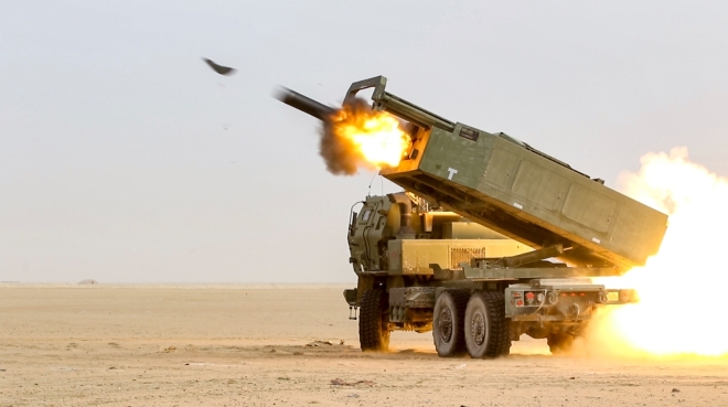 미국산 다연장로켓 하이마스(HIMARS)가 로켓을 발사하고 있다.폴란드 현지 논평은 하이마스의 성능보다 소규모 운용에 따른 군수지원 부담을 매각 제안의 근거로 들었다.