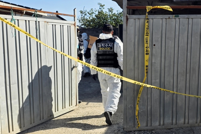 현장 감식하는 경찰 - 7일 오전 전남광주 나주시 한 주택에서 경찰이 현장 감식을 하기 위해 이동하고 있다.전날 이 주택에서는 결박된 상태의 60대 부부가 숨진 채 발견돼 경찰이 수사에 나섰다.2026.10.7 