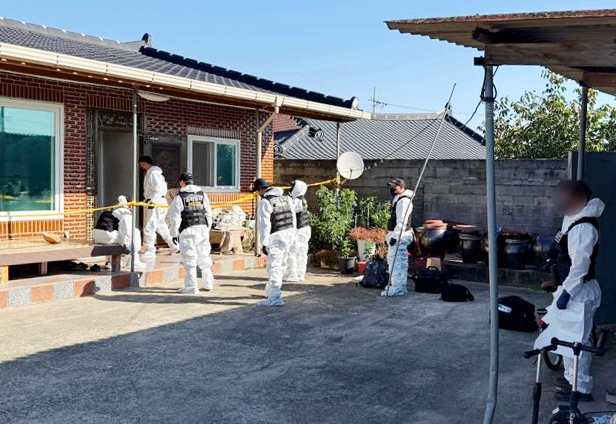 ‘나주 피살 사건’현장 감식하는 경찰 - 7일 오전 전남광주 나주시 한 주택에서 경찰이 현장 감식을 하고 있다.전날 이 주택에서는 결박된 상태의 60대 부부가 숨진 채 발견돼 경찰이 수사에 나섰다.2026.10