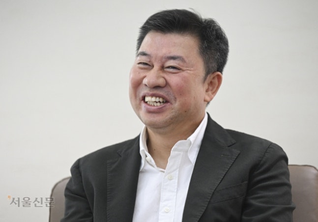 유용문 아이스버그골프 대표이사가 지난 1일 서울 강동구 한국여자프로골프(KLPGA) 사무실에서 서울신문과 인터뷰하고 있다. 이지훈 기자