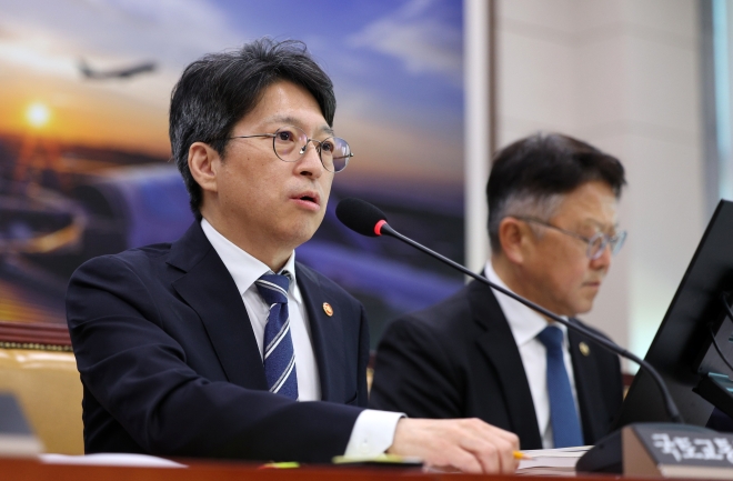 홍지선 국토교통부 장관이 7일 국회에서 열린 국토교통위원회 국정감사(국토교통부 등)에서 의원 질의에 답변하고 있다.뉴시스